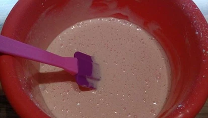 Růžový jahodový sen, Těsto je řidší, alespoň hezky se vylije na plech