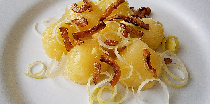 Rychlé bramborové knedlíky se slaninou a pórkem
