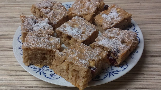 Rychlý jablečný koláč s rozinkami