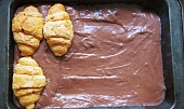 Sváteční pudinkový koláč z croissantů