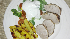Vepřová panenka v sezamové krustě se salátem a opečeným bramborem