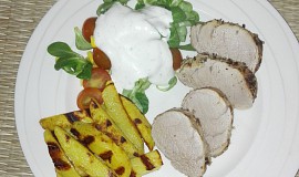 Vepřová panenka v sezamové krustě se salátem a opečeným bramborem