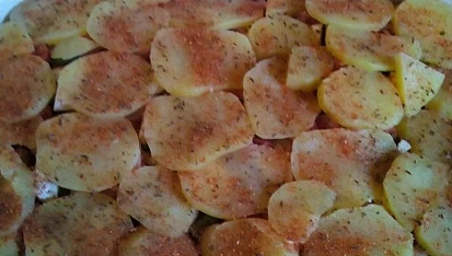 Zapečené brambory s klobásou a zeleninou