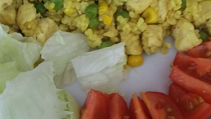 Bulgur s kuřecím masem, hráškem a kukuřicí