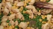 Bulgur s kuřecím masem, hráškem a kukuřicí