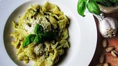 Domácí tagliatelle s bazalkovo-pistáciovým pestem