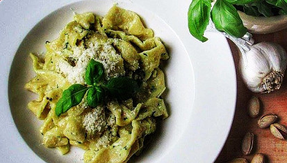 Domácí tagliatelle s bazalkovo-pistáciovým pestem