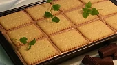Dvojbarevné čokoládové kostky ze sušenek s banánem, Hotový, nachystaný do lednice na ztuhnutí