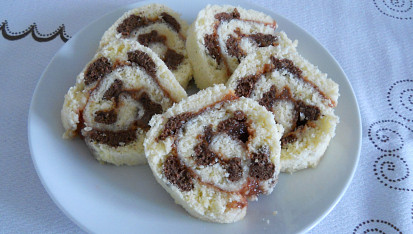 Dvoubarevná roláda s marmeládou