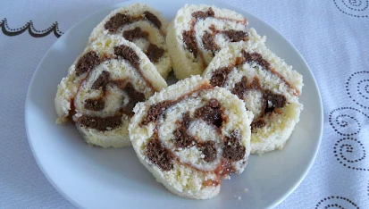 Dvoubarevná roláda s marmeládou