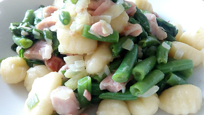 Gnocchi s uzeným kuřecím, fazolkami a špenátem