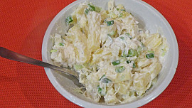 Grilované špekáčky s brambory a zelným salátem