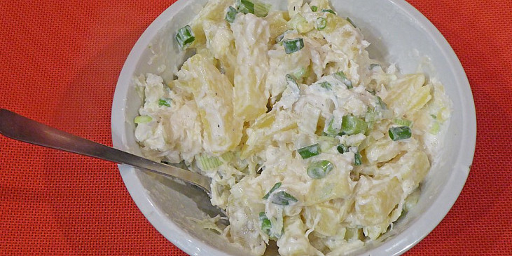 Grilované špekáčky s bramborami a zelným salátem