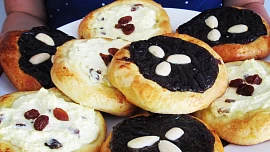Koláče s povidlovou a tvarohovou náplní