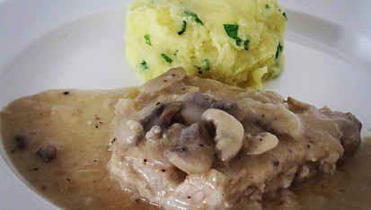 Kotleta na žampionech s mačkanými brambory