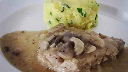 Kotleta na žampionech s mačkanými brambory