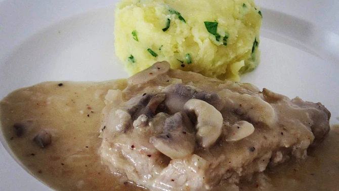 Kotleta na žampionech s mačkanými brambory