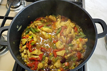 Dnes poprvé zkouším,tak snad bude chutnat,přidala jsem jen špetku bazalky a budu podávat s rýží basmati :-) dobrou chuť