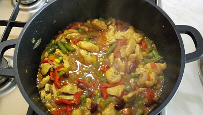 Kuřecí čína, Dnes poprvé zkouším,tak snad bude chutnat,přidala jsem jen špetku bazalky a budu podávat s rýží basmati :-) dobrou chuť