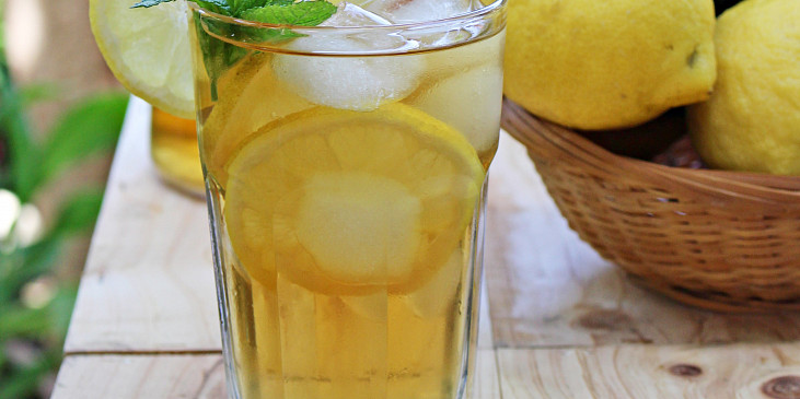 Mátový ledový čaj s citronem a medem