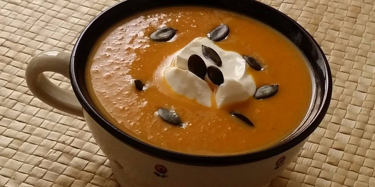 Mrkvovo-cizrnová polévka s kari a čerstvým zázvorem