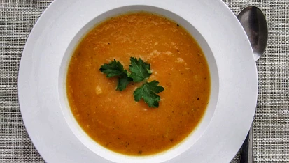 Polévka z kořenové zeleniny a máslové dýně