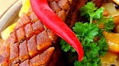 Pomalu pečený vepřový bok s chilli
