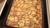 Pudinkové řezy se zakysankou, Po upečení, pudink se ztratil v piškotu..