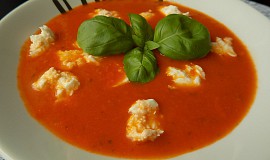 Rajčatová polévka s bazalkou a mozzarellou