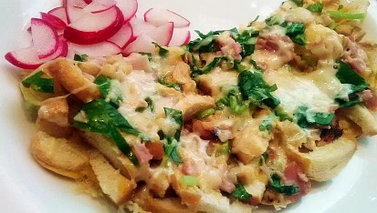 Rohlíková omeleta s medvědím česnekem a šunkou