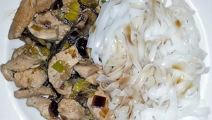 Rýžové nudle s kuřecím masem a žampiony