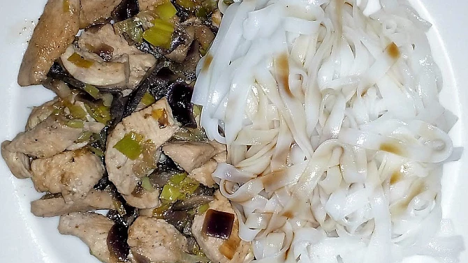 Rýžové nudle s kuřecím masem a žampiony