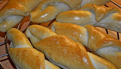 Sádlové rohlíky zadělávané v domácí pekárně, ...polovinu jsem nesypal