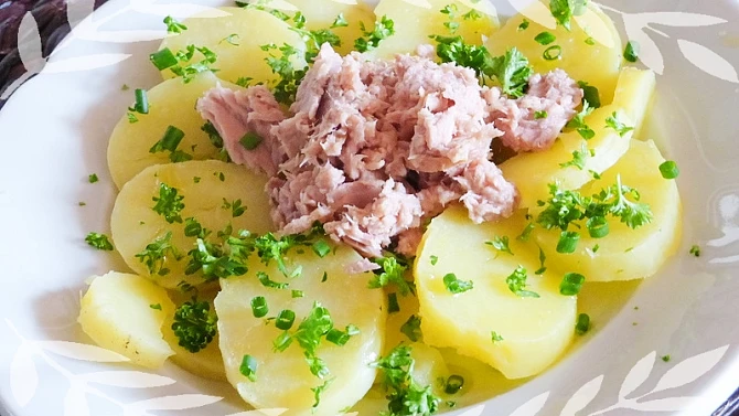 Salát s tuňákem a brambory
