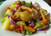 Salát z nových brambor a nakládaných hub