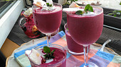 Smoothie z banánu, brusinek, borůvek, chia semínek a kokosového mléka
