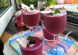 Smoothie z banánu, brusinek, borůvek, chia semínek a kokosového mléka