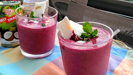 Smoothie z banánu, brusinek, borůvek, chia semínek a kokosového mléka