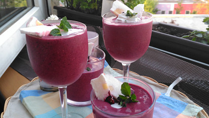 Smoothie z banánu, brusinek, borůvek, chia semínek a kokosového mléka