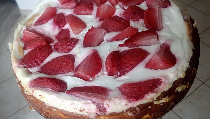 Vanilkový cheesecake s jahodami