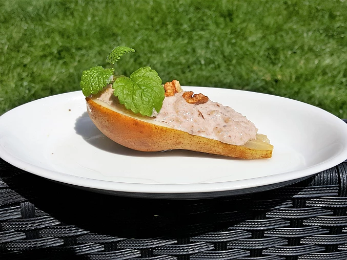 Vařená hruška s ořechy Vařená hruška s ořechy