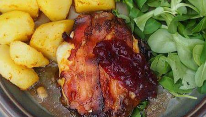 Vepřová kotleta se zkaramelizovanou cibulí, Hermelínem a slaninou