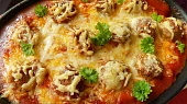 Zapečené mleté kuličky s gnocchi a sýrem