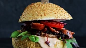 Burger s žampionem portobello, karamelizovanou cibulí a klobásou