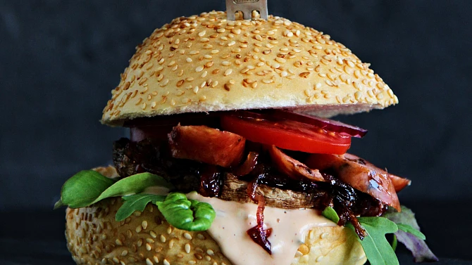 Burger s žampionem portobello, karamelizovanou cibulí a klobásou