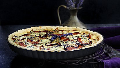 Cibulový quiche s gorgonzolou, slaninou a levandulí