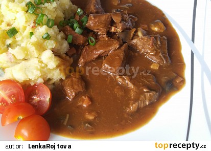 Hovězí kostky na slanině a žampionech