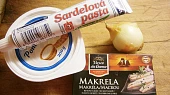 Jednoduchá pomazánka ze sardelové pasty a makrely v oleji