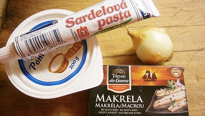 Jednoduchá pomazánka ze sardelové pasty a makrely v oleji