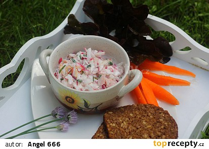 Jednoduchý ředkvičkový salát se šunkou a jogurtem